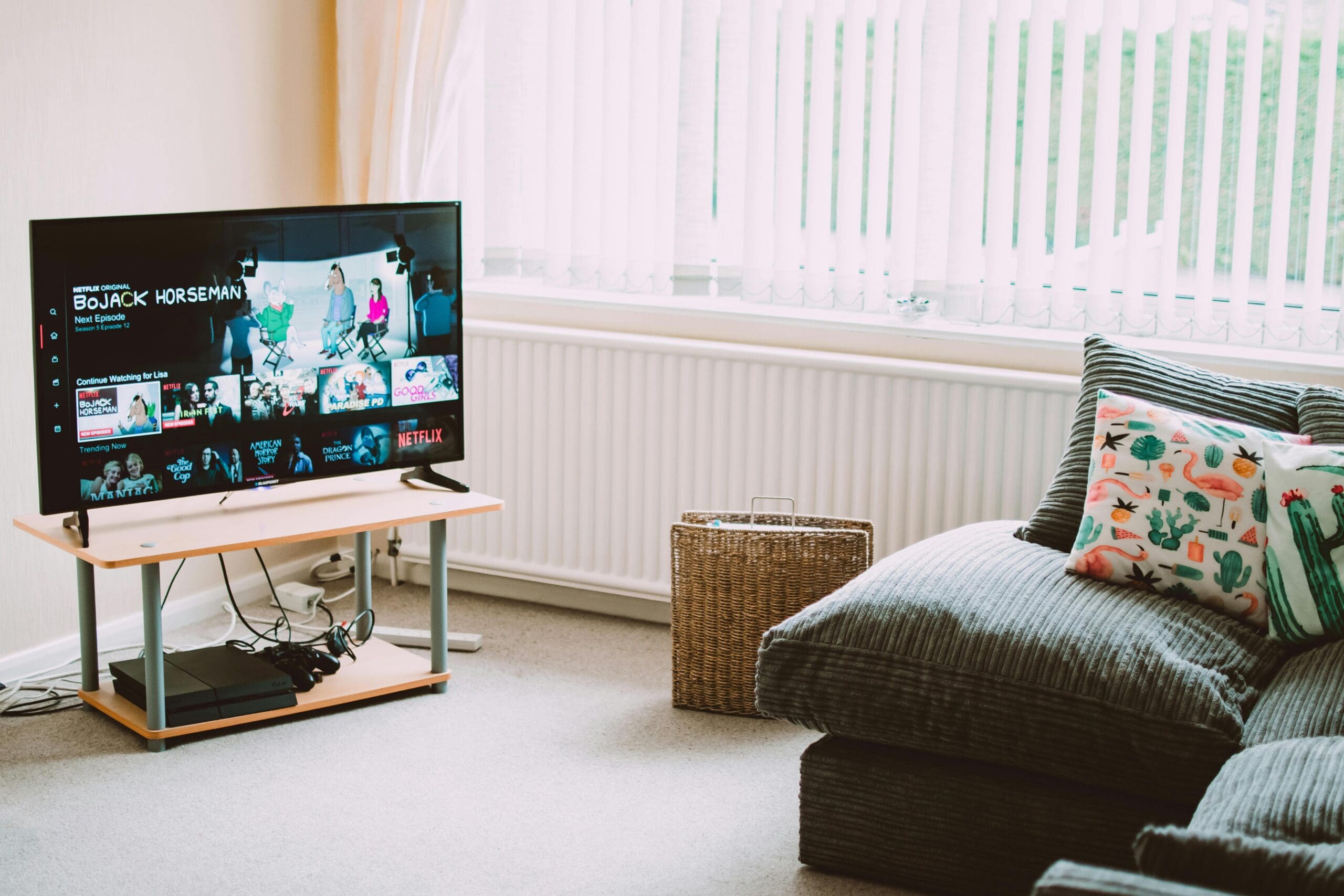 tv CHiQ 32" Roku TV + Barra de Sonido con Subwoofer